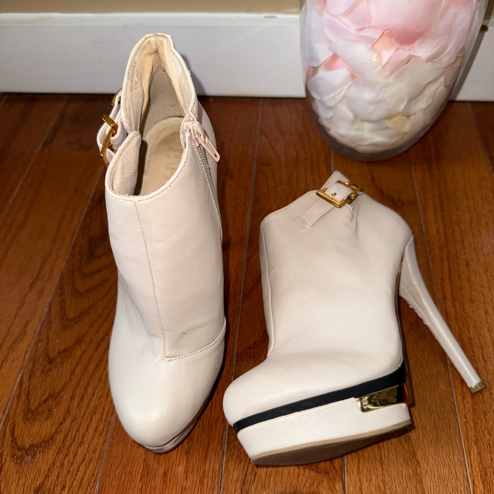 Cute cream platform pumps with gold detail